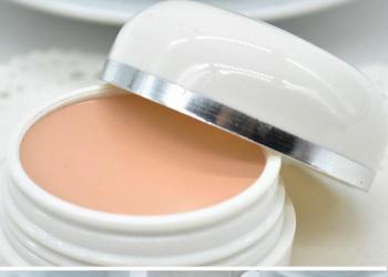 O segredo para uma pele facial excelente: a base de maquiagem de silicone Second Skin Foundation da Max Factor se adapta perfeitamente ao tom da pele