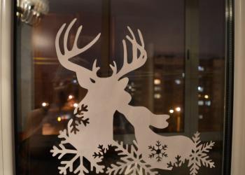 Stensil yang luar biasa dan meriah untuk dekorasi jendela untuk Tahun Baru